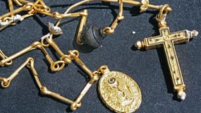 Chaînes et pendentifs en or découverts par un pêcheur dans l'épave d'un galion coulé au XIXe siècle au large du Portugal. Deux avions de transport militaires espagnols se sont posés jeudi en Floride afin de charger dans leurs soutes et d'acheminer sous es