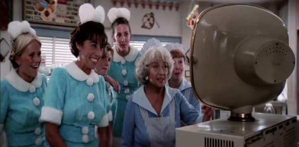 La soeur de John Travolta (brune au premier plan) dans le film Grease