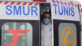 Un secouriste paramédical du SAMU Tunisie (Urgent Medical Aid Service) à l'arrière d'une ambulance dans la capitale Tunis, le 6 avril 2020. (Photo d'illustration)