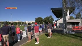 Des spectateurs lors d'un match de foot amateur - Illustration