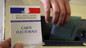 La lutte s'annonce serrée pour la première comme pour la troisième place au premier tour de l'élection présidentielle en France, selon un sondage BVA pour Le Parisien-Aujourd'hui en France. /Photo d'archives/REUTERS/Jean-Paul Pélissier