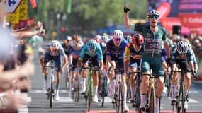 Wout Van Aert lève les bras lors de la 7e étape de la Vuelta, le 23 août 2024.