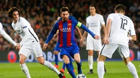 Le Barcelonais Lionel Messi entouré de plusieurs joueurs du PSG lors de la remontada en Ligue des champions, le 8 mars 2017