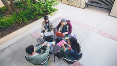 Microsoft s’associe au Groupe Adecco afin de promouvoir la filière numérique de l’école de l’alternance lancée par le spécialiste de l'intérim. Un cursus court de 6 à 12 mois est prévu.
