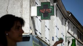 La température affiche 42°C à Aigre, en Charente, durant la vague de chaleur qui touche la France, le 17 juin 2022