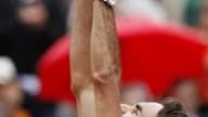 Federer brandit la Coupe des Mousquetaires, remportée dimanche sur le Court Central de Roland-Garros, en finale contre Söderling (6-1, 7-6, 6-4). A 27 ans, le Suisse s'impose pour la première fois lors du rendez-vous majeur sur terre battue.