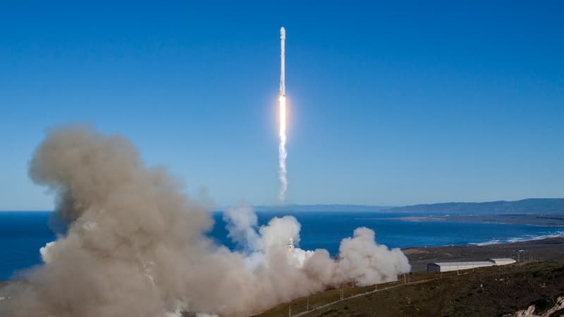 Falcon 9 s'est arrachée de son pas de tir sur la base aérienne de Vandenberg, comme prévu, à 09H54 locales.