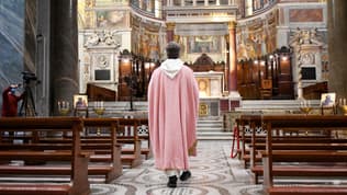 Un curé italien dans l'église de Santa Maria in Trastevere, à Rome, le 22 mars 2020 (illustration)