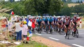 Le peloton du Tour de France, au Creusot le 2 juillet 2021