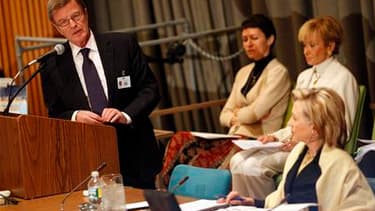 Le ministre français des Affaires étrangères à la tribune, sous les yeux de la secrétaire d'Etat Hillary Clinton. Des donateurs internationaux se sont réunis aux Nations unies afin de mobiliser jusqu'à quatre milliards de dollars pour reconstruire Haïti a