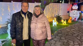 Josiane et Daniel Picano dans leur jardin décoré pour Noël à Hyères.