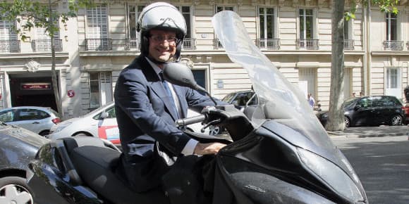 François Hollande sur un scooter à Paris en mai 2011.