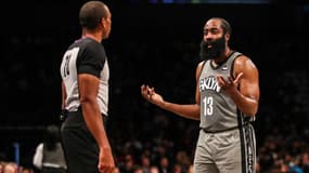 James Harden (Brooklyn Nets) face à un arbitre