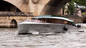L'un des bateaux qui participera à la cérémonie d'ouverture sur la Seine