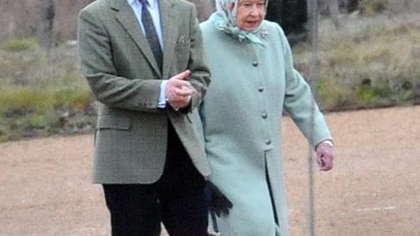 Accompagnée par le prince Edward, la reine Elizabeth d'Angleterre s'est rendue samedi au chevet de son époux, le prince Philip, duc d'Edimbourg, opéré la veille du coeur. /Photo prise le 24 décembre 2011/REUTERS/stringer