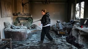 Femme dans sa maison touchée par un bombardement dans le district d'Osokorky dans le sud-est de Kiev en Ukraine, le 15 mars 2022