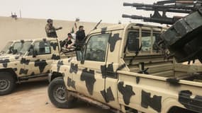 Des miliciens locaux, appartenant à un groupe opposé à Khalifa Haftar, près des véhicules que le groupe aurait capturés des forces de Haftar dans l'une de leurs bases dans une ville à l'ouest de Tripoli, le 5 avril 2019.