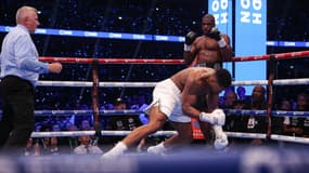Anthony Joshua au tapis face à Daniel Dubois, à Wembley le 21 septembre 2024