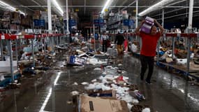 Des personnes font leurs courses dans un supermarché pillé après le passage de l'ouragan Otis à Acapulco, dans l'État de Guerrero, au Mexique, le 26 octobre 2023. 