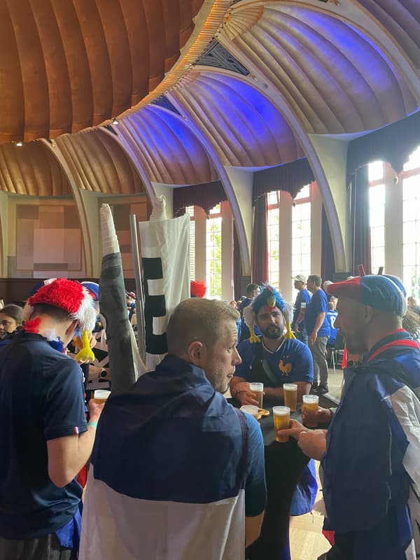 Des fans français à la Casa Bleue de Düsseldorf avant le match de l'Euro contre l'Autriche, le 17 juin 2024