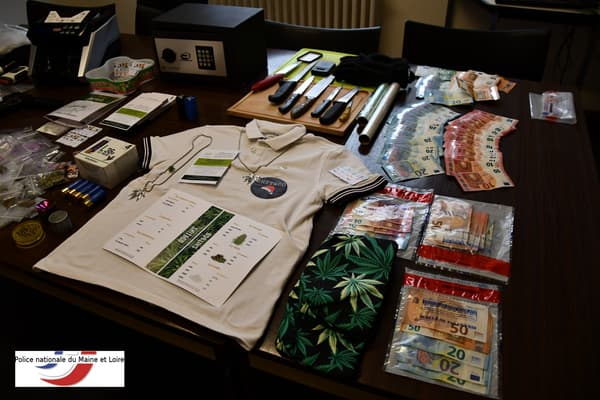Argent, armes, drogue et goodies saisis dans l'affaire "Shit and Co", à Angers, en mars 2019 par la DDSP du Maine-et-Loire. Argent, armes, drogue et goodies saisis dans l'affaire "Shit and Co", à Angers, en mars 2019 par la DDSP du Maine-et-Loire.