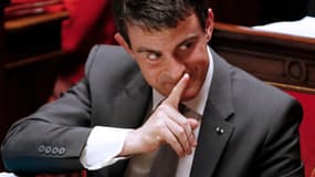 Manuel Valls, le Premier ministre communique par gestes, à l'Assemblée nationale, le 17 décembre 2014. Il doit se rendre jeudi et vendredi en Bretagne, notamment pour soutenir le projet contesté d'aéroport de Notre-Dame-Des-Landes.