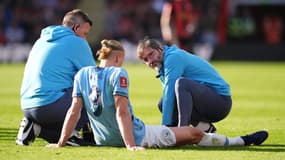 Erling Haaland pris en charge par les médecins de Manchester City sur la pelouse de Bournemouth en quart de la Cup, le 30 mars 2025