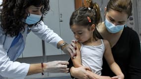 Un enfant se faisant vacciner contre la rougeole en février 2022 au Monténégro 