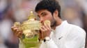 Carlos Alcaraz tient le trophée de Wimbledon, après sa victoire contre Novak Djokovic. 16 juillet 2023.
