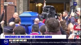 Le cercueil bleu de Michou applaudi par plusieurs centaines de personnes à Montmartre