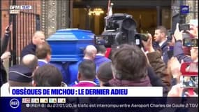 Le cercueil bleu de Michou applaudi par plusieurs centaines de personnes à Montmartre