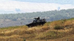 Patrouille turque dans la province du Hatay, à la frontière avec la Syrie. Ankara a prévenu mercredi que l'armée riposterait avec davantage de force à tout nouveau bombardement en provenance de Syrie. /Photo pris le 9 octobre 2012/REUTERS/Osman Orsal