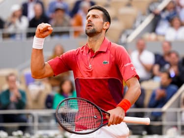Novak Djokovic avec le poing serré lors de son match contre Cerundolo à Roland-Garros, le 3 juin 2024