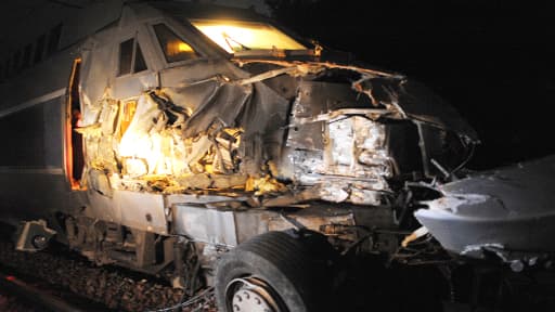 L'avant du TGV après être entré en collision avec un camion sur un passage à niveau près de Sillé-le-Guillaume