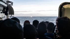 Des migrants à bord de l'Ocean Viking le 10 novembre 2022.