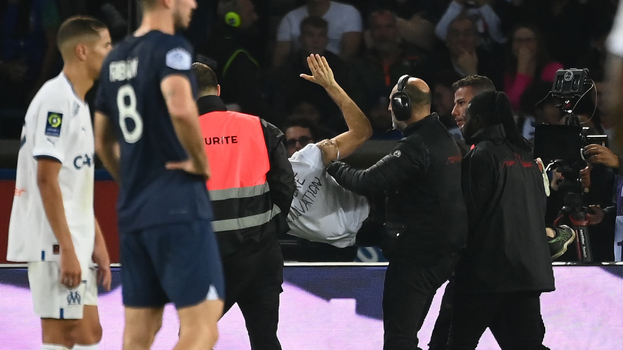 Loïc, le militant écologiste du mouvement Dernière Rénovation, a perturbé le match PSG-OM le 16 octobre 2022 Loïc, le militant écologiste du mouvement Dernière Rénovation, a perturbé le match PSG-OM le 16 octobre 2022