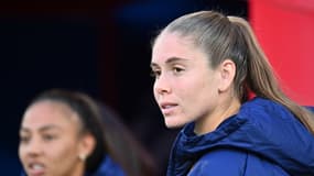 Ines Benyahia à l'échauffement avec l'équipe de France féminine face à la Suède lors d'un match amical, le 12 juillet 2024