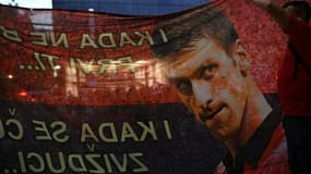 Le portrait du champion de tennis serbe Novak Djokovic sur une bannière déployée par ses supporteurs, le 9 janvier 2022 à Melbourne, en Australie