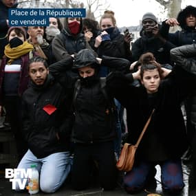 À genoux, ces manifestants affichent leur soutien aux lycéens de Mantes-la-Jolie