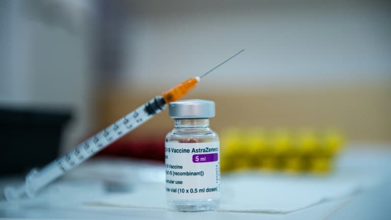 La suspension du vaccin d'AstraZeneca en France, comme chez ses voisins européens, met un coup de frein à la campagne de vaccination contre le Covid-19.
