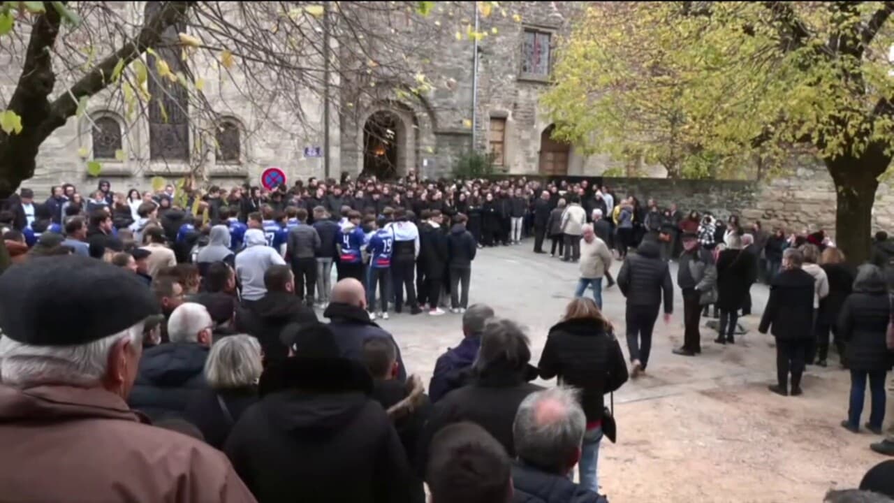 Obsèques de Thomas plus d'une centaine de personnes réunies devant le monastère de SaintDonat Obsèques de Thomas plus d'une centaine de personnes réunies devant le monastère de SaintDonat