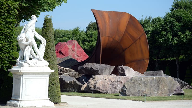 L'oeuvre intitulée "Dirty Corner" d'Anish Kapoor est installée dans le parc du château de Versailles.