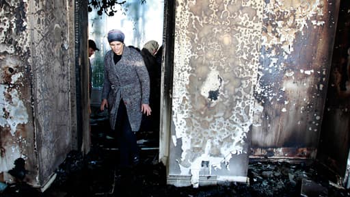 Une femme tunisienne visite la maison saccagée et incendiée de Kaif Ben Ali, le neveu de l’ancien Président Ben Ali, à Hammamet (à environ 60 km de Tunis).