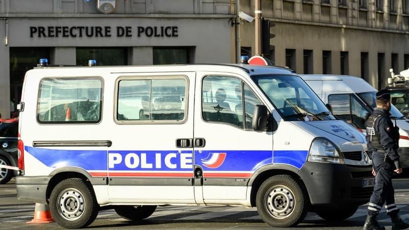 Un fourgon de police devant la préfecture de police de Paris, jeudi dernier. - BERTRAND GUAY / AFP