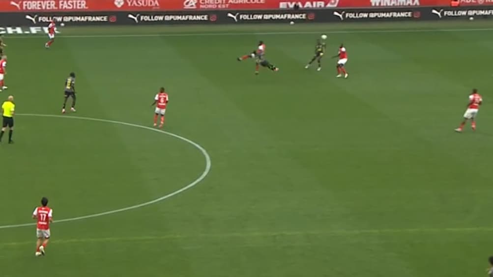 Angel Gomes lourdement percuté par Amadou Koné lors de Reims-Lille, 17 août 2024 Angel Gomes lourdement percuté par Amadou Koné lors de Reims-Lille, 17 août 2024