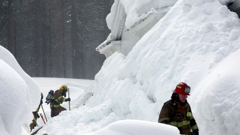 Des pompiers interviennent dans un village enneigé de Californie, mars 2023