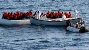 Des membres de la marine italienne viennent en aide à des migrants au large de la Méditerranée, le 27 juin 2016. -  