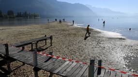 Le lac d'Annecy  est inhabituellement bas.