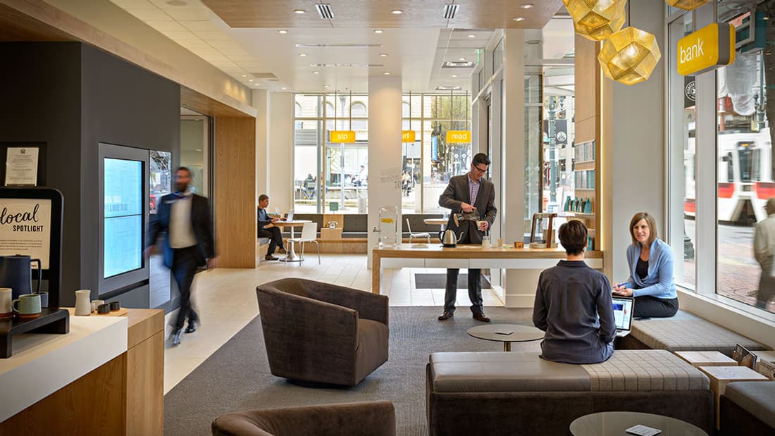 Une agence de la banque américaine Umpqua aux faux airs d'Apple Store. Une agence de la banque américaine Umpqua aux faux airs d'Apple Store.