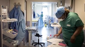 Une infirmière à l'hôpital Lariboisière à Paris, le 27 avril dernier. - JOEL SAGET / AFP